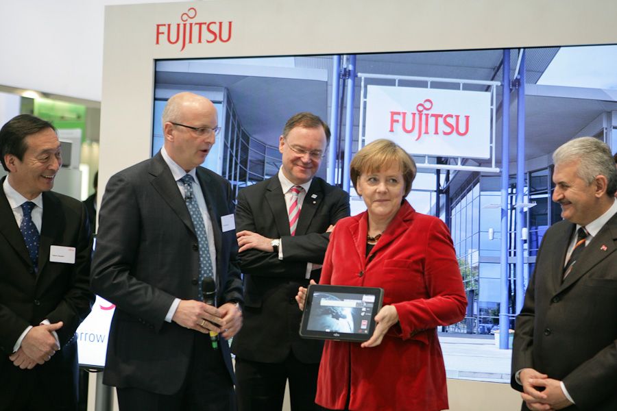 Frau Dr. Angela Merkel in Halle 2 bei Fujitsu mit dem Slate Tablet PC STYLISTIC Q550