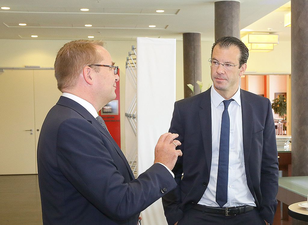 Letzte Abstimmungen vor der Gründungssitzung: Dr. Rolf Werner im Gespräch mit Jens Mühlner von der Telekom zu den Potenzialen der Charta der Digitalen Vernetzung. Quelle: BILDSCHÖN