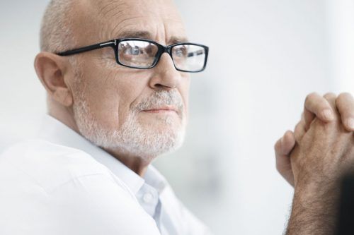 Alter Mann mit Brille