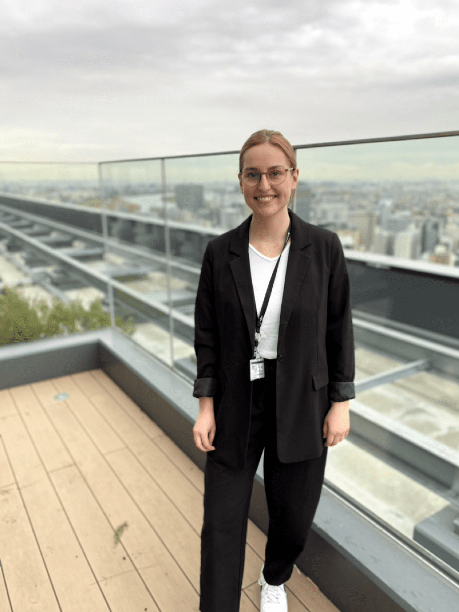 Annalena auf dem Balkon des Fujitsu Offices über den Dächern von Tokio.