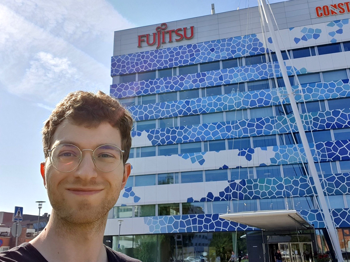 Florian vor dem finnischen Fujitsu Office